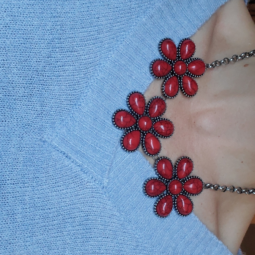 $6✨️ w/ bundle - 3-Flower Statement Necklace (NWOT)